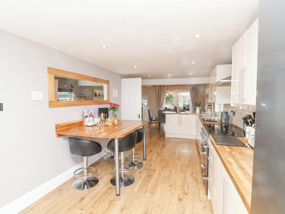 Cottage | Private kitchen | Fridge, dishwasher, cookware/dishes/utensils