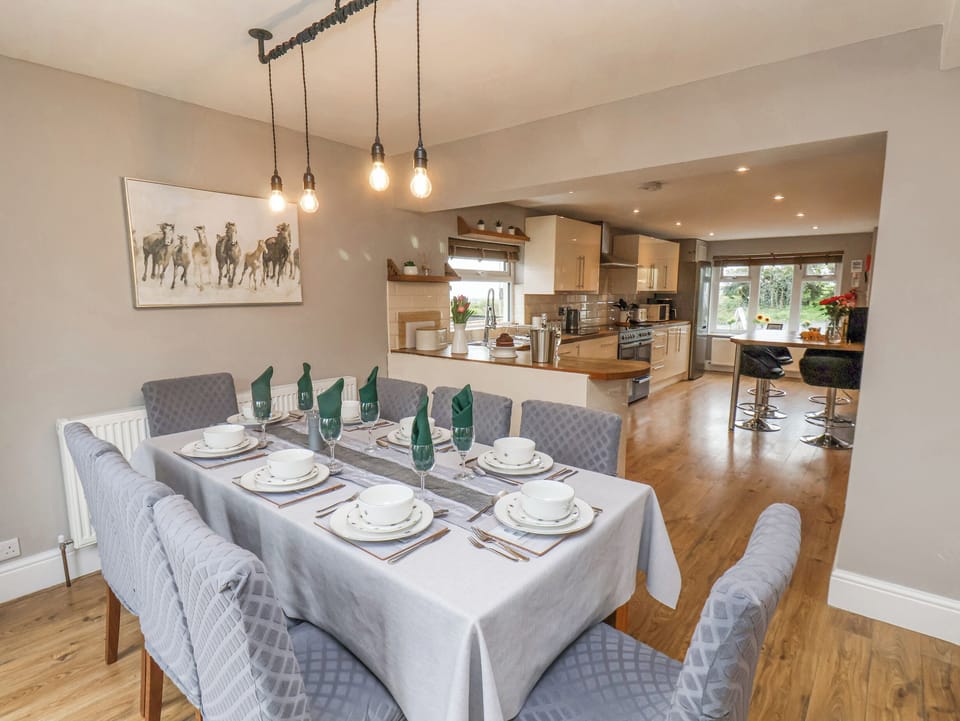 Cottage | Dining