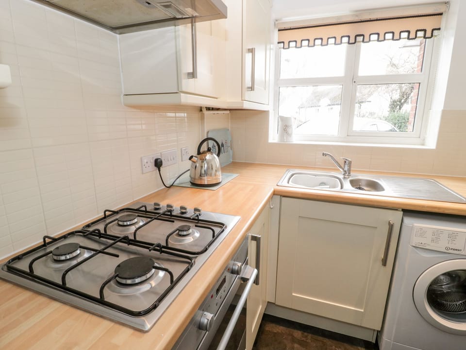 Cottage | Private kitchen | Fridge, microwave, electric kettle, toaster