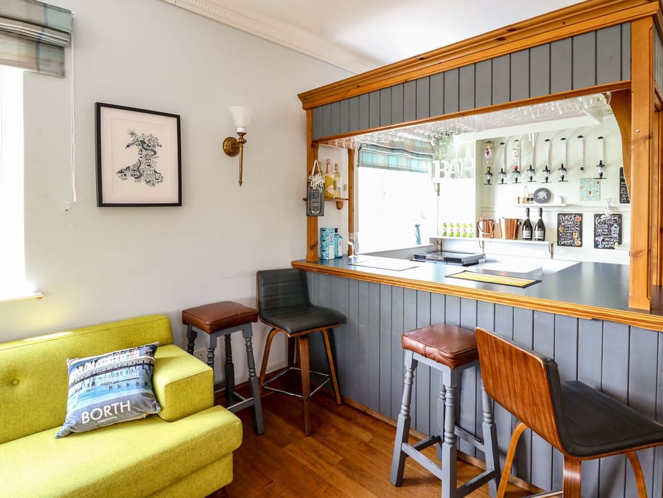 Cottage | Private kitchen | Fridge, microwave, dishwasher, cookware/dishes/utensils