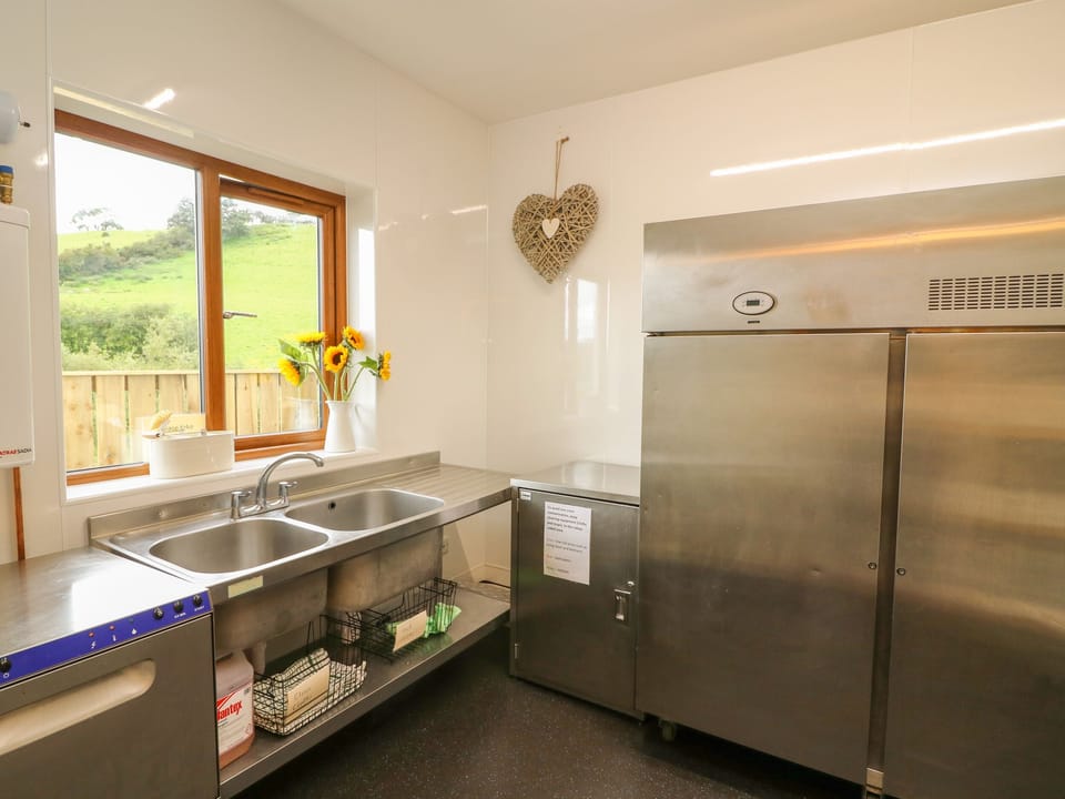 Cottage | Private kitchen | Fridge, microwave, dishwasher, cookware/dishes/utensils