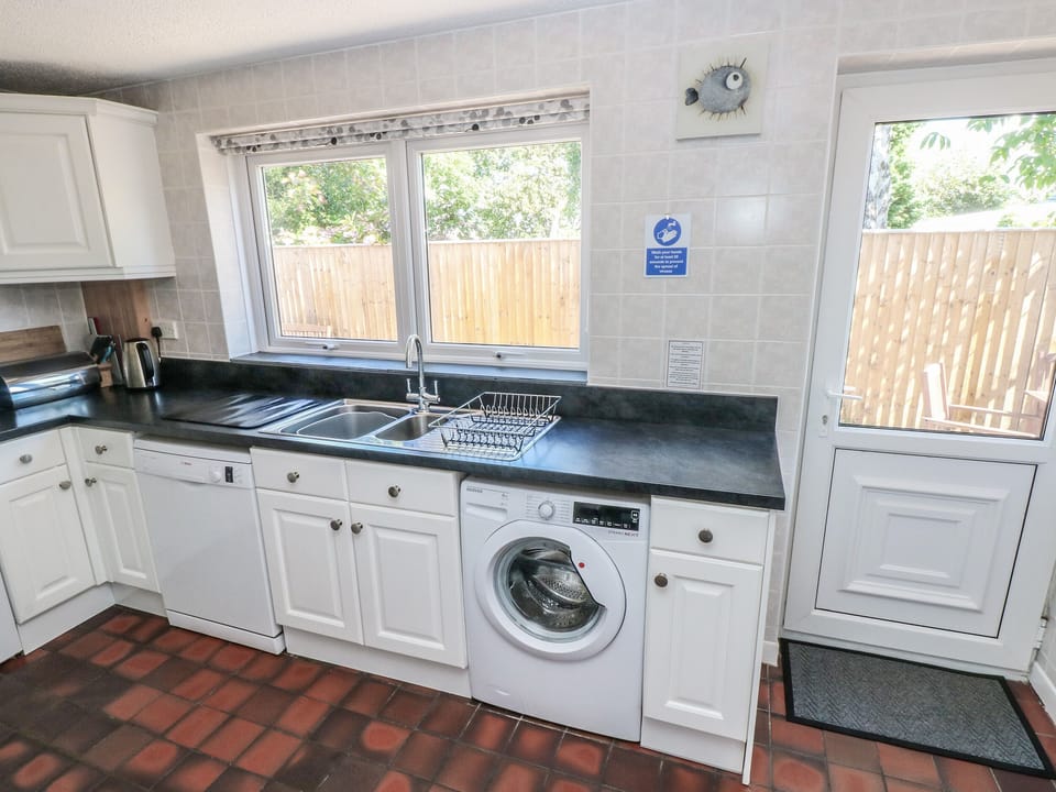 Cottage | Private kitchen | Fridge, microwave, dishwasher, electric kettle