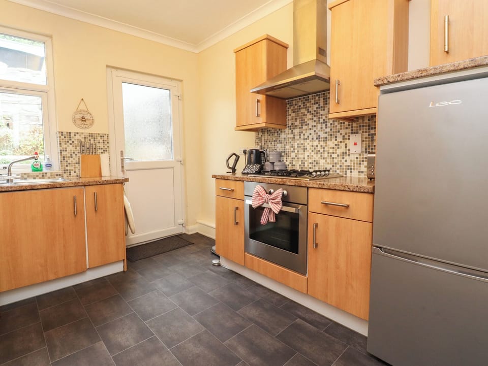 Fridge, microwave, dishwasher, cookware/dishes/utensils