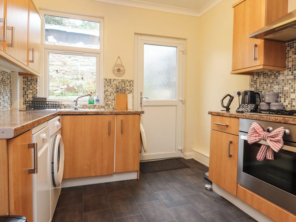 Fridge, microwave, dishwasher, cookware/dishes/utensils