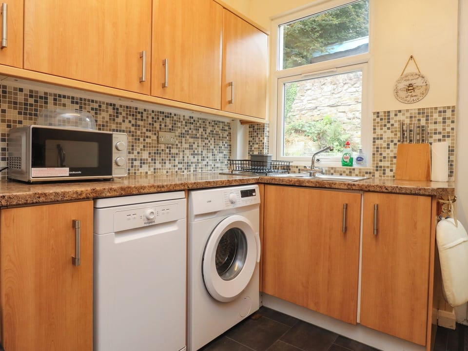 Fridge, microwave, dishwasher, cookware/dishes/utensils