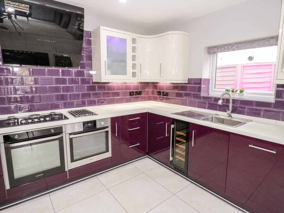 Cottage | Private kitchen | Fridge, microwave, dishwasher, electric kettle