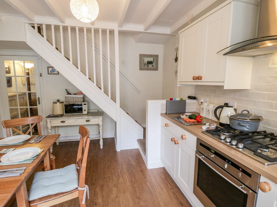 Cottage | Private kitchen | Fridge, dishwasher, electric kettle, toaster