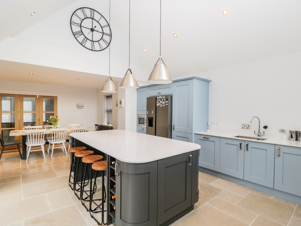 Cottage | Private kitchen | Fridge, microwave, dishwasher, electric kettle