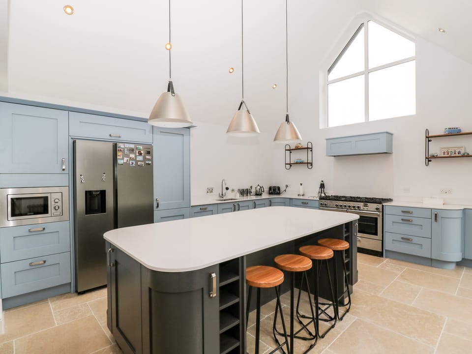 Cottage | Private kitchen | Fridge, microwave, dishwasher, electric kettle
