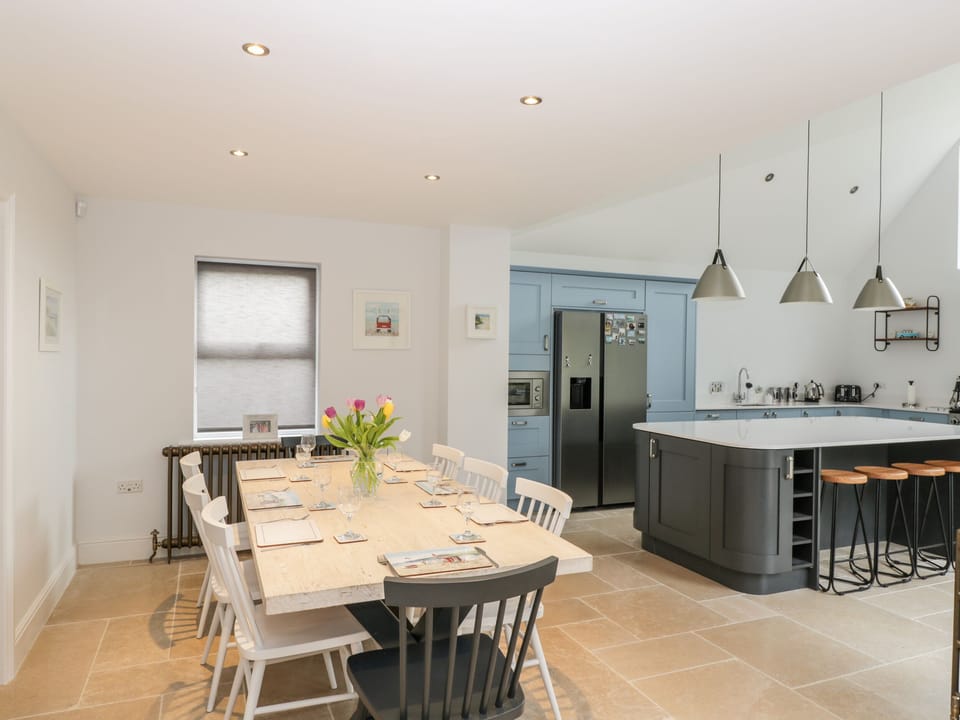 Cottage | Private kitchen | Fridge, microwave, dishwasher, electric kettle