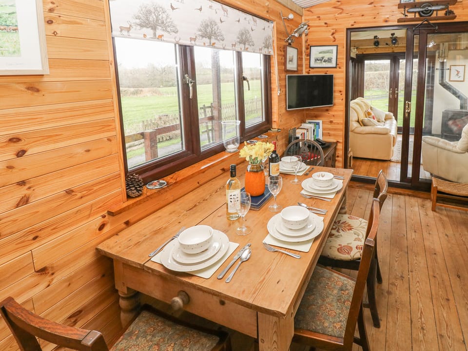 Cottage | Private kitchen | Fridge, cookware/dishes/utensils