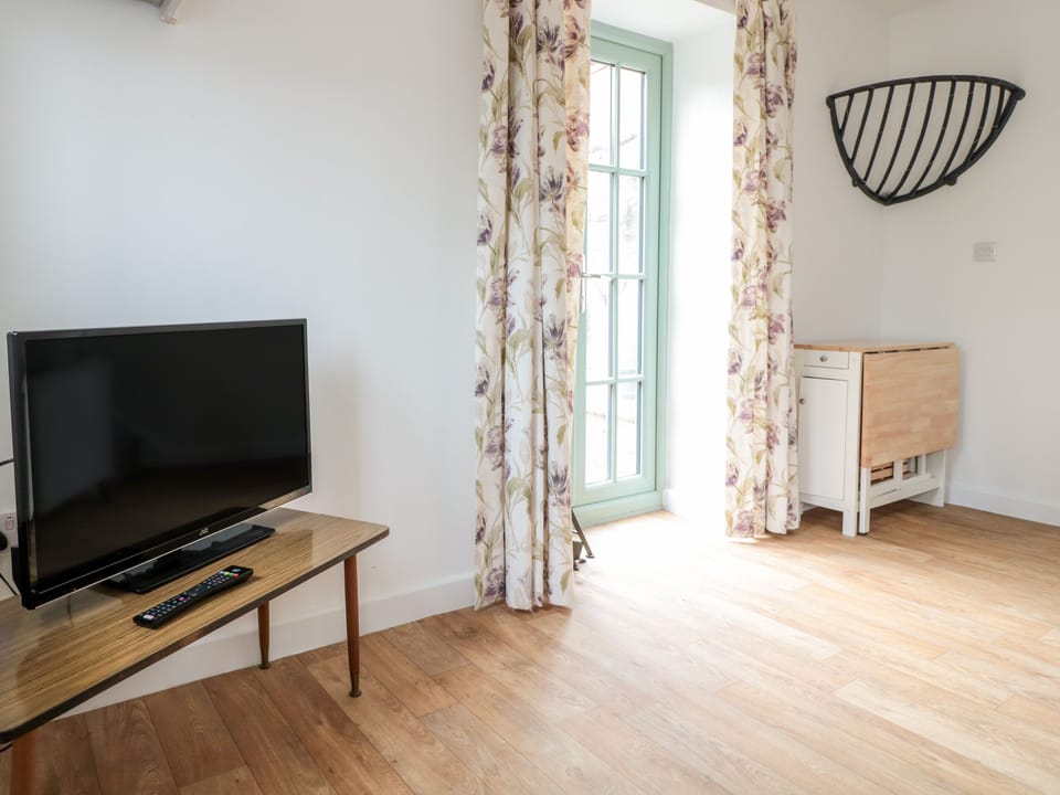Cottage | 2 bedrooms, individually decorated, individually furnished, free WiFi