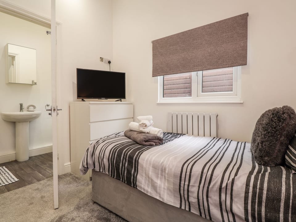 Cottage | 2 bedrooms, individually decorated, individually furnished, free WiFi