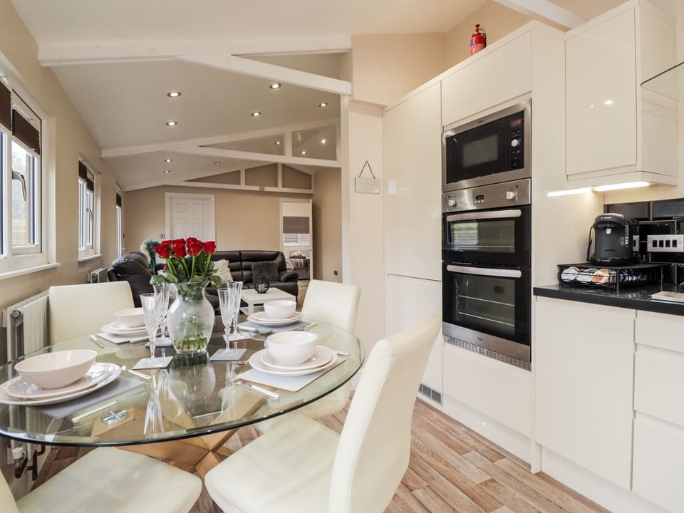Cottage | Private kitchen | Fridge, microwave, electric kettle, toaster
