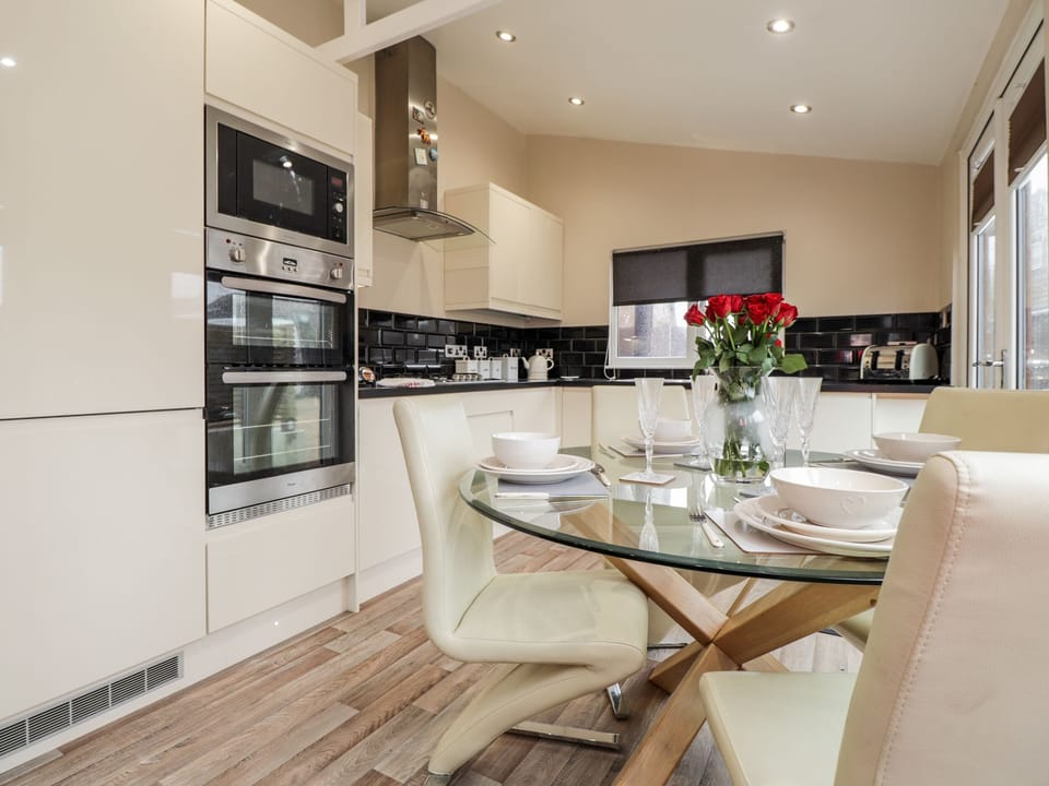 Cottage | Private kitchen | Fridge, microwave, electric kettle, toaster