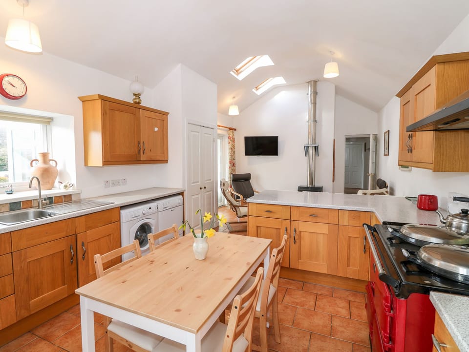 Cottage | Private kitchen | Fridge, microwave, dishwasher, electric kettle