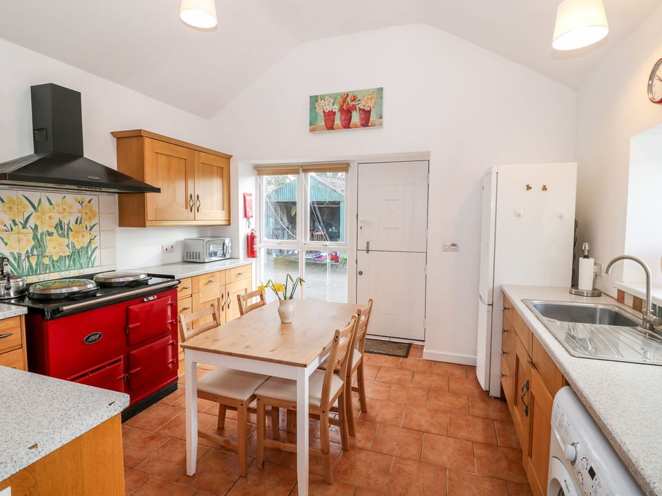Cottage | Private kitchen | Fridge, microwave, dishwasher, electric kettle