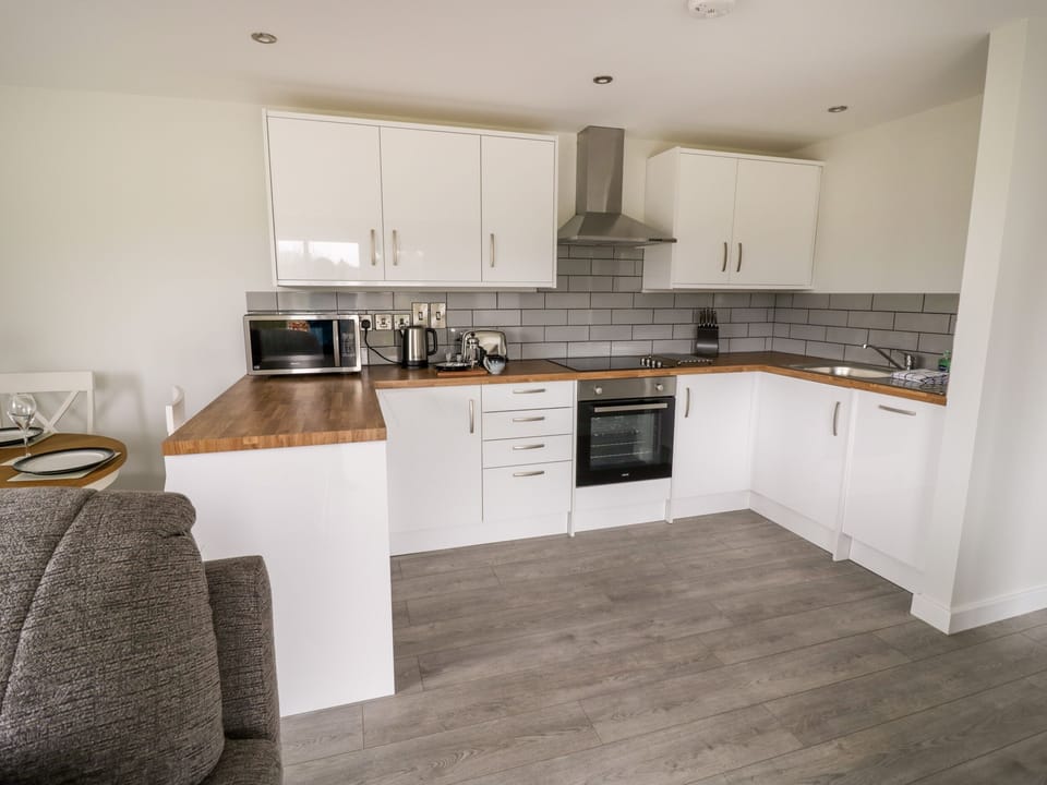 Cottage | Private kitchen | Fridge, microwave, dishwasher, cookware/dishes/utensils