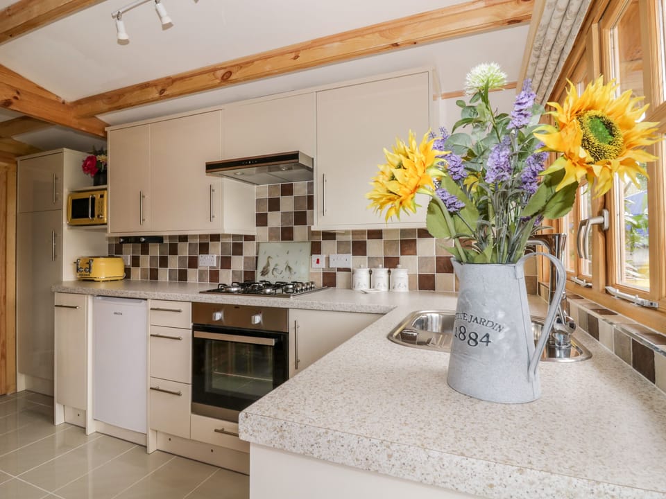 Cottage | Private kitchen | Fridge, dishwasher, cookware/dishes/utensils