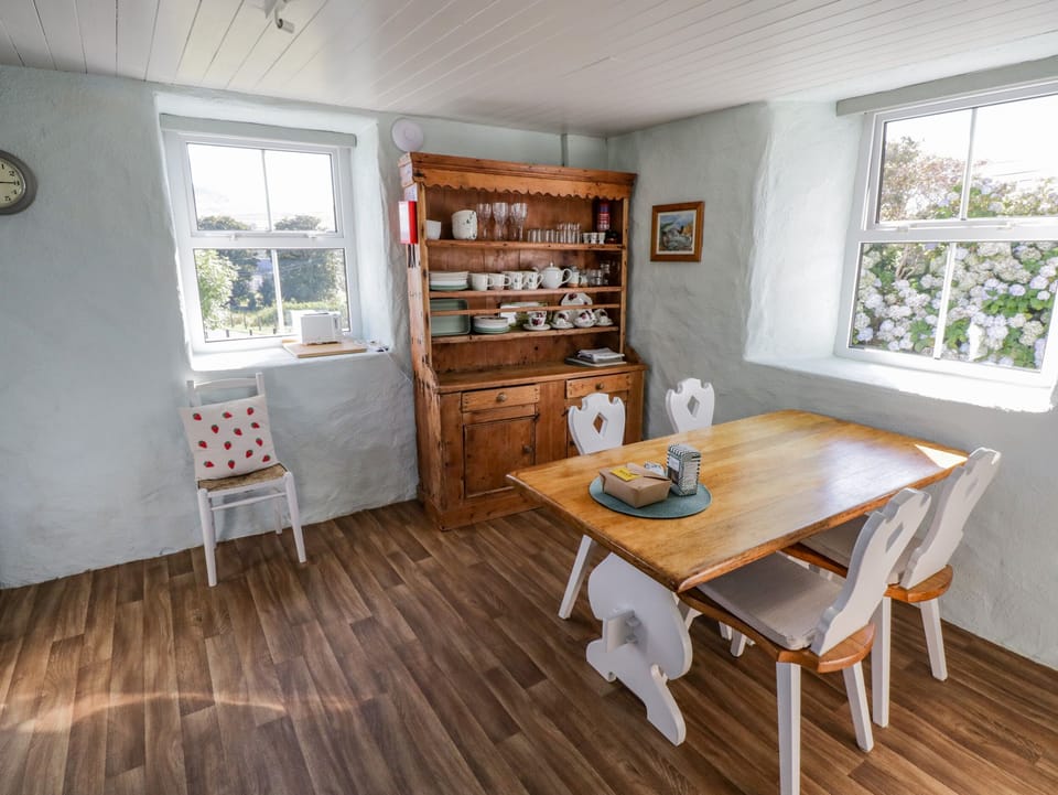 Cottage | Private kitchen | Dishwasher, electric kettle, toaster, cookware/dishes/utensils