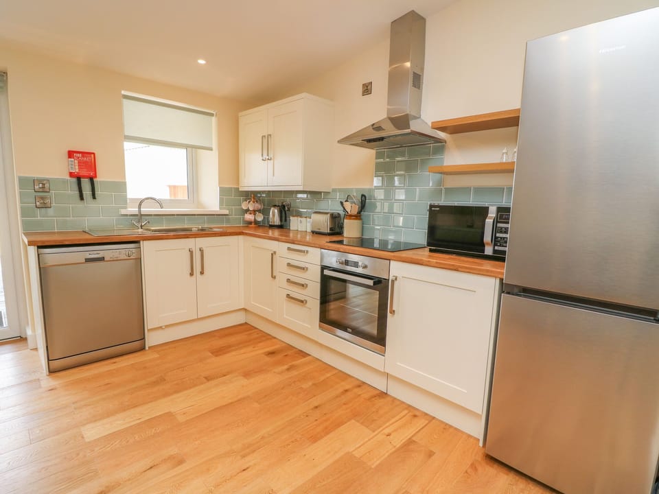 Cottage | Private kitchen | Fridge, microwave, dishwasher, electric kettle
