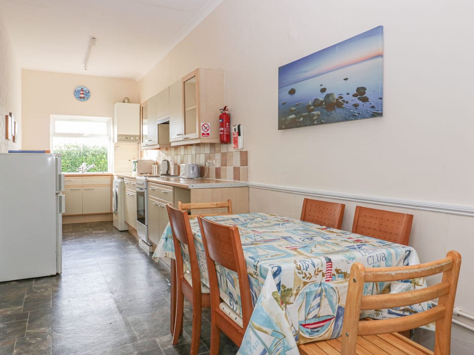 Cottage | Private kitchen | Fridge, dishwasher, electric kettle, toaster