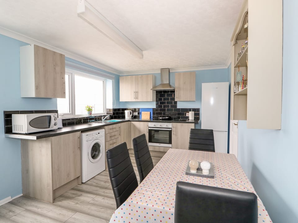 Cottage | Private kitchen | Fridge, microwave, electric kettle, toaster