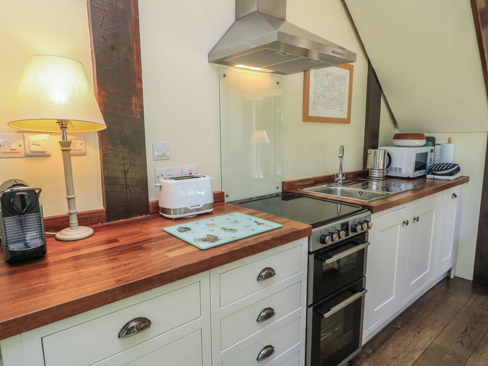 Cottage | Private kitchen | Fridge, dishwasher, electric kettle, cookware/dishes/utensils