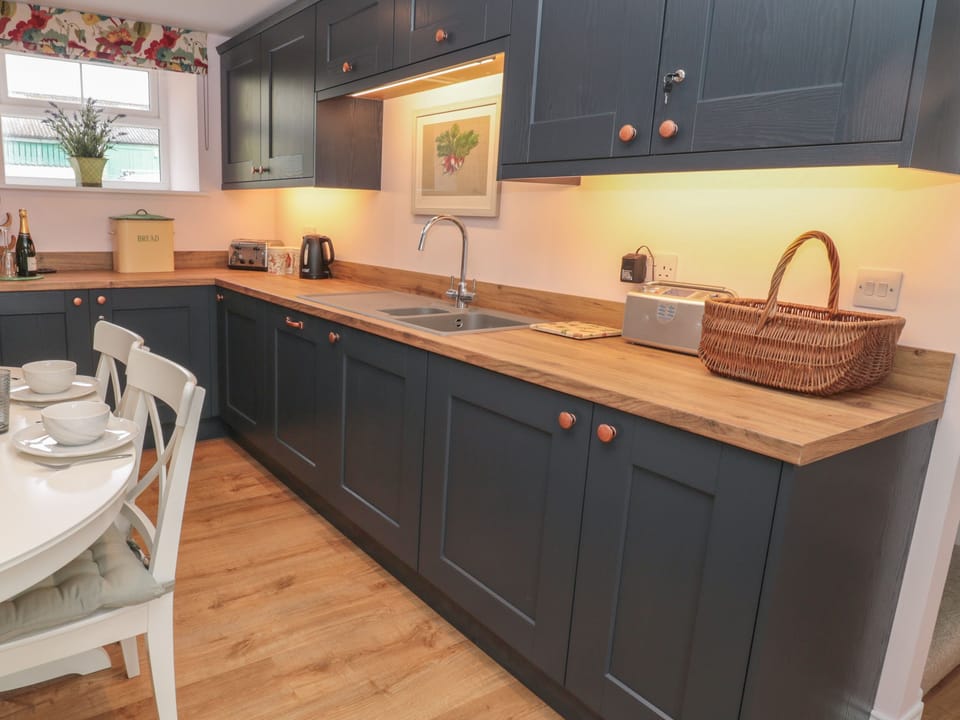 Cottage | Private kitchen | Fridge, microwave, dishwasher, electric kettle