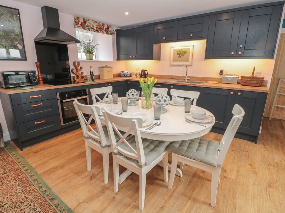 Cottage | Private kitchen | Fridge, microwave, dishwasher, electric kettle