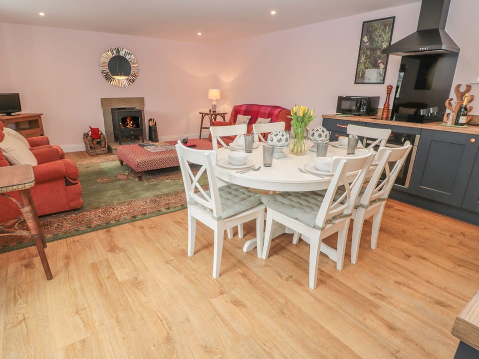 Cottage | Private kitchen | Fridge, microwave, dishwasher, electric kettle