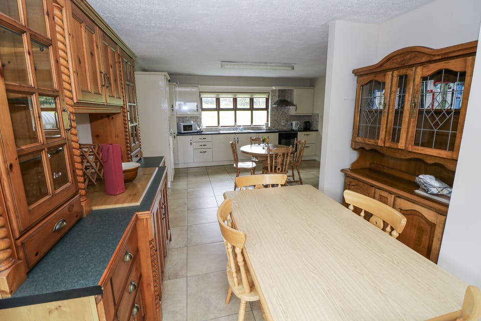 Cottage | Dining