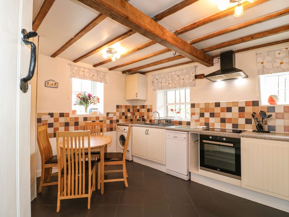 Cottage | Private kitchen | Fridge, microwave, dishwasher, electric kettle