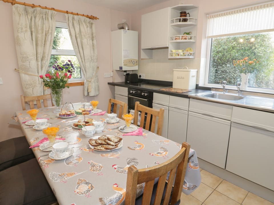 Cottage | Private kitchen | Fridge, dishwasher, cookware/dishes/utensils