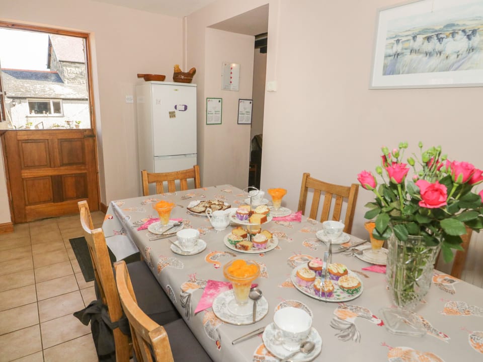Cottage | Private kitchen | Fridge, dishwasher, cookware/dishes/utensils