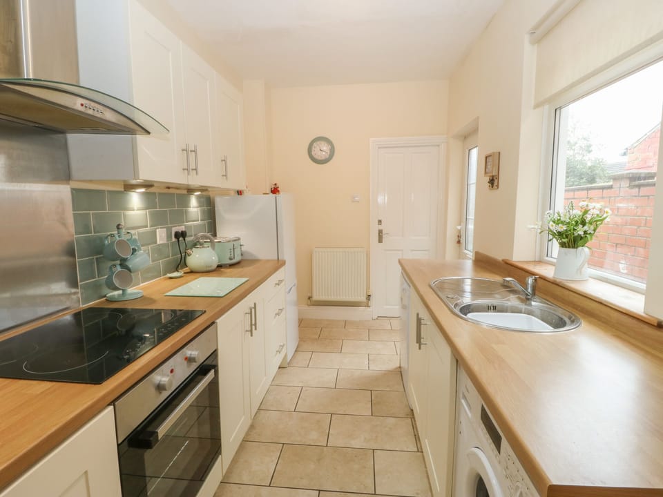 Cottage | Private kitchen | Fridge, microwave, dishwasher, electric kettle