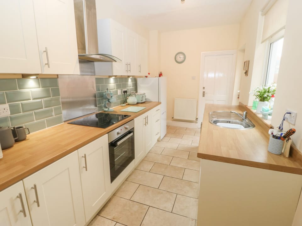 Cottage | Private kitchen | Fridge, microwave, dishwasher, electric kettle