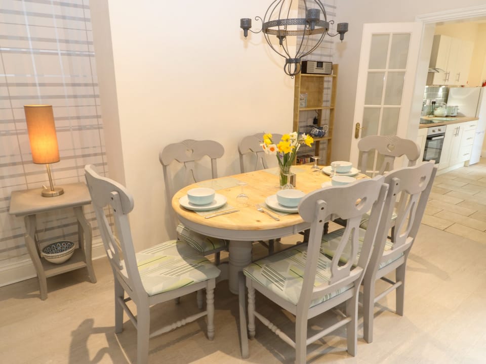 Cottage | Private kitchen | Fridge, microwave, dishwasher, electric kettle
