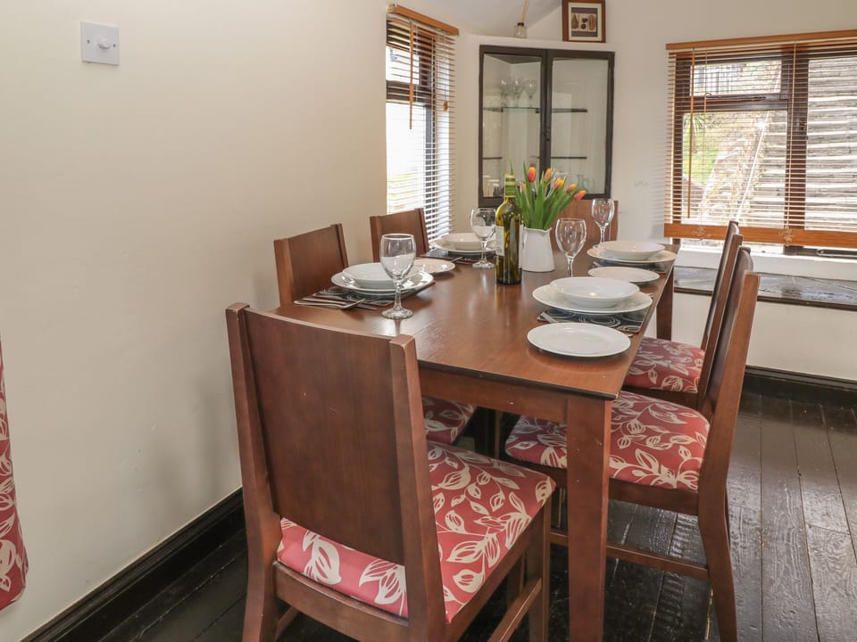 Cottage | Private kitchen | Fridge, microwave, electric kettle, toaster