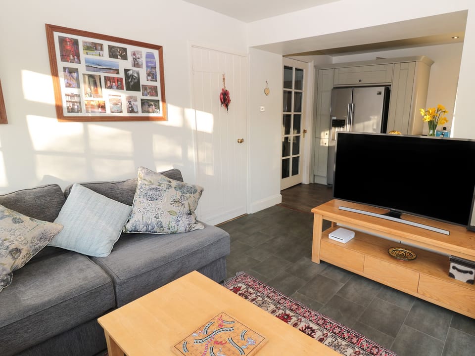 Cottage | Living room | Fireplace, video-game console, DVD player