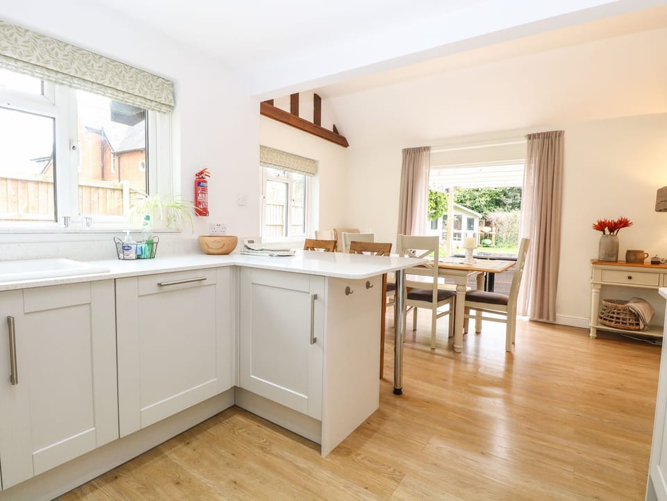 Cottage | Private kitchen | Fridge, dishwasher, electric kettle, toaster