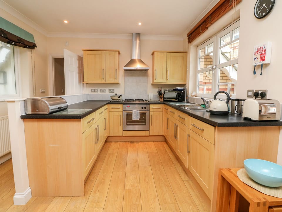 Cottage | Private kitchen | Fridge, dishwasher, electric kettle, toaster