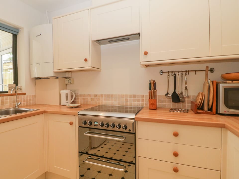 Cottage | Private kitchen | Fridge, dishwasher, cookware/dishes/utensils