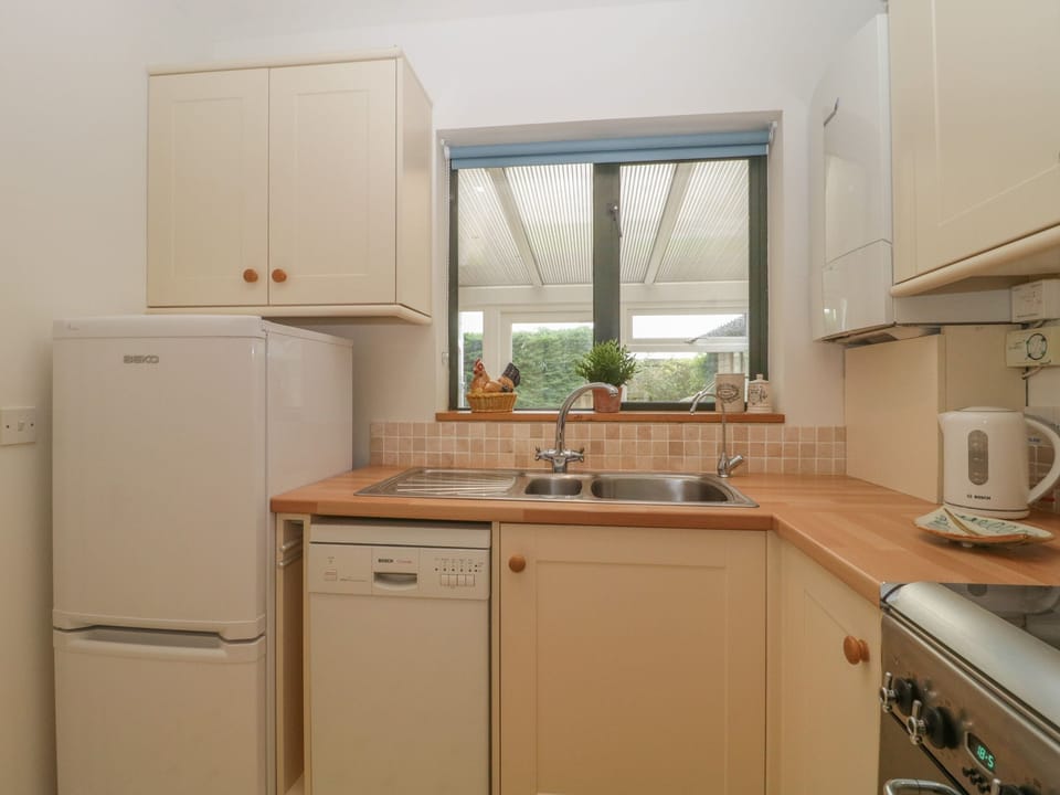 Cottage | Private kitchen | Fridge, dishwasher, cookware/dishes/utensils