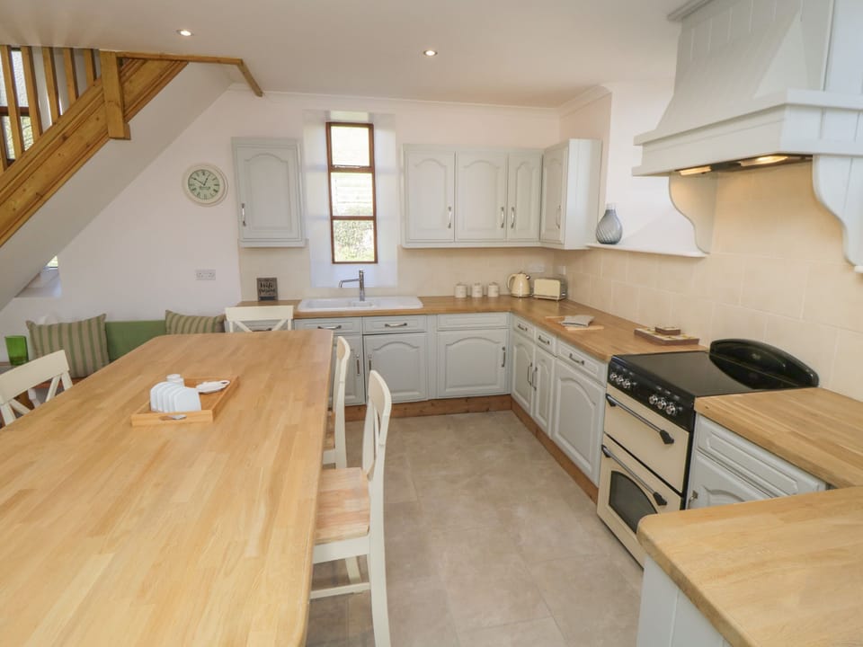 Cottage | Private kitchen | Fridge, microwave, dishwasher, electric kettle