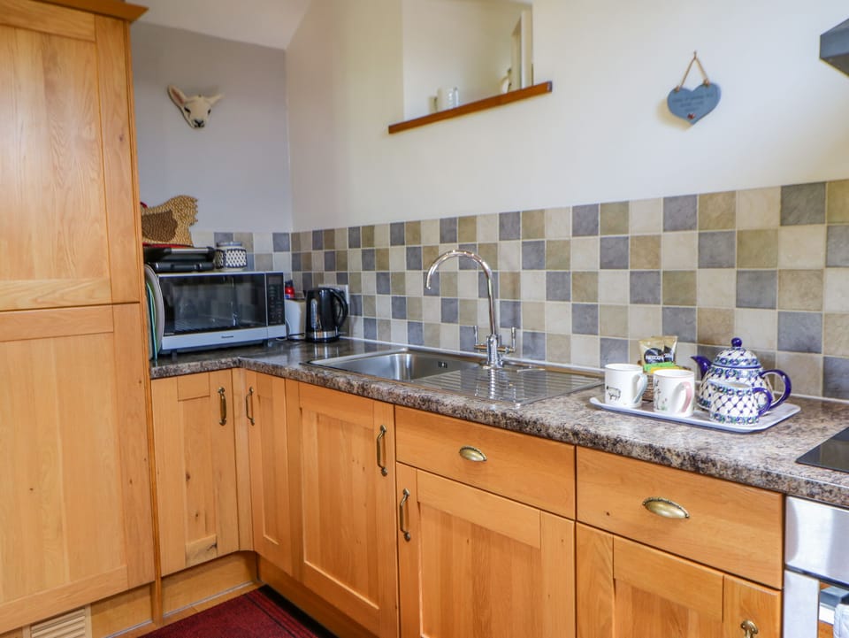 Cottage | Private kitchen | Fridge, electric kettle, toaster, cookware/dishes/utensils