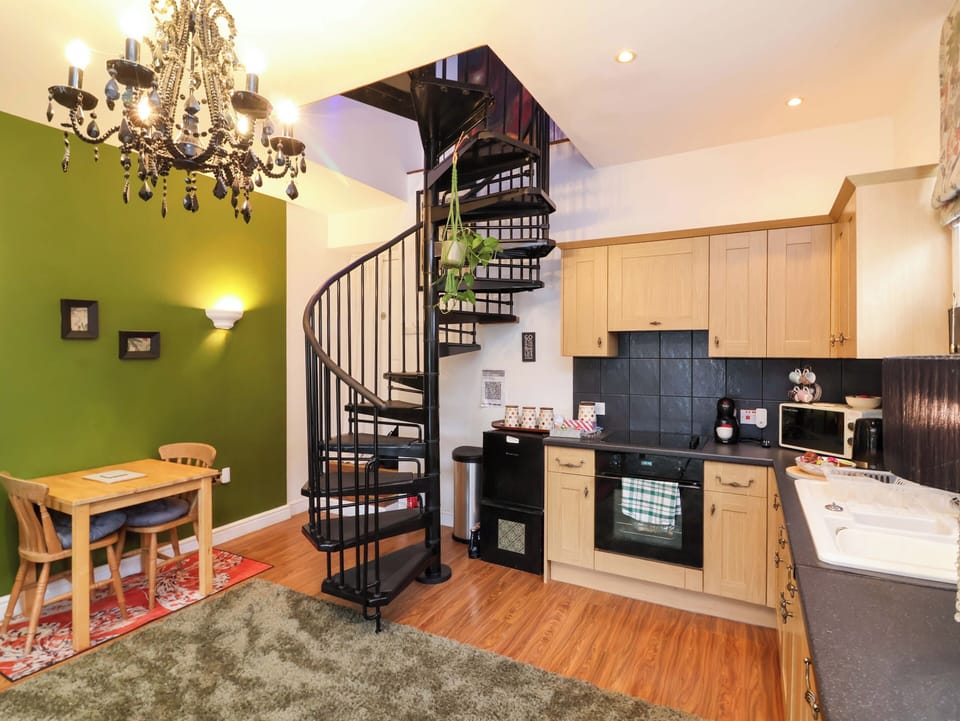 Cottage | Private kitchen | Fridge, microwave, electric kettle, toaster