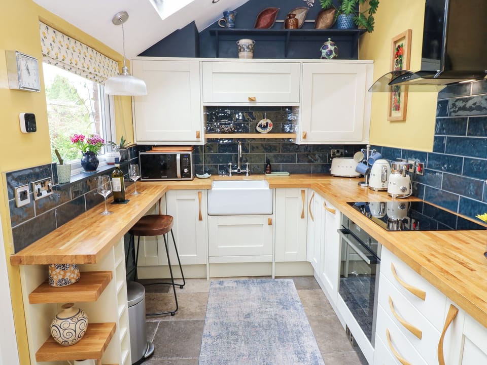 Cottage | Private kitchen | Fridge, dishwasher, electric kettle, toaster