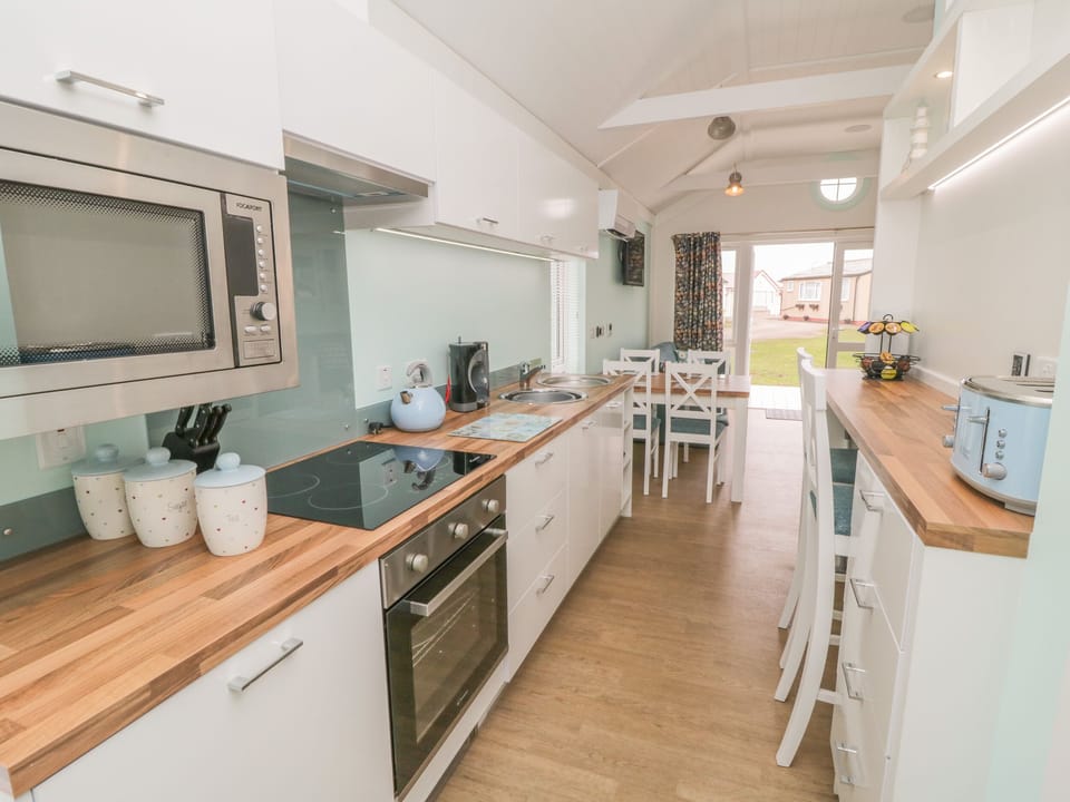 Cottage | Private kitchen | Fridge, microwave, electric kettle, toaster