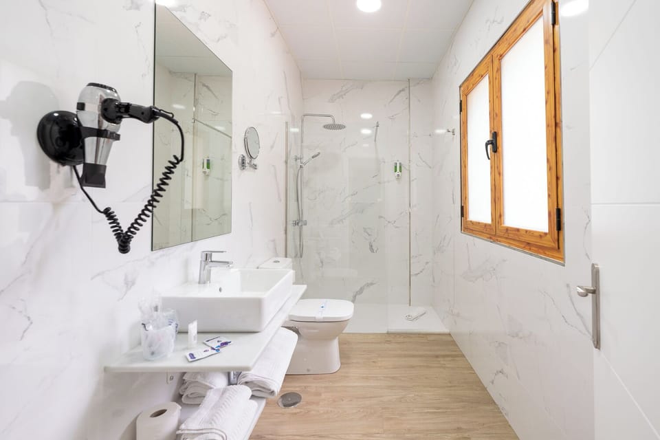 Double Room, 2 Twin Beds | Bathroom | Jetted tub, free toiletries, hair dryer, bidet